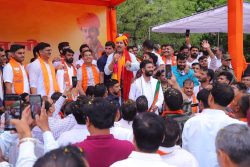 Col. Rajyavardhan Singh Rathore welcoming BJP National President Nitin Nabin at Jaipur Airport.