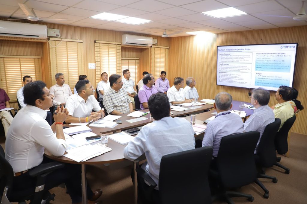 आईटी मंत्री कर्नल राज्यवर्धन सिंह राठौड़ राजस्थान एआई नीति और पारदर्शी डिजिटल सरकारी सेवाओं के डैशबोर्ड की समीक्षा करते हुए।