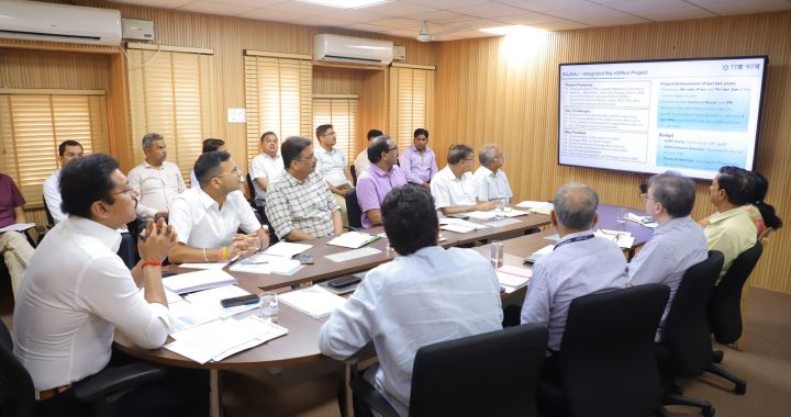 आईटी मंत्री कर्नल राज्यवर्धन सिंह राठौड़ राजस्थान एआई नीति और पारदर्शी डिजिटल सरकारी सेवाओं के डैशबोर्ड की समीक्षा करते हुए।