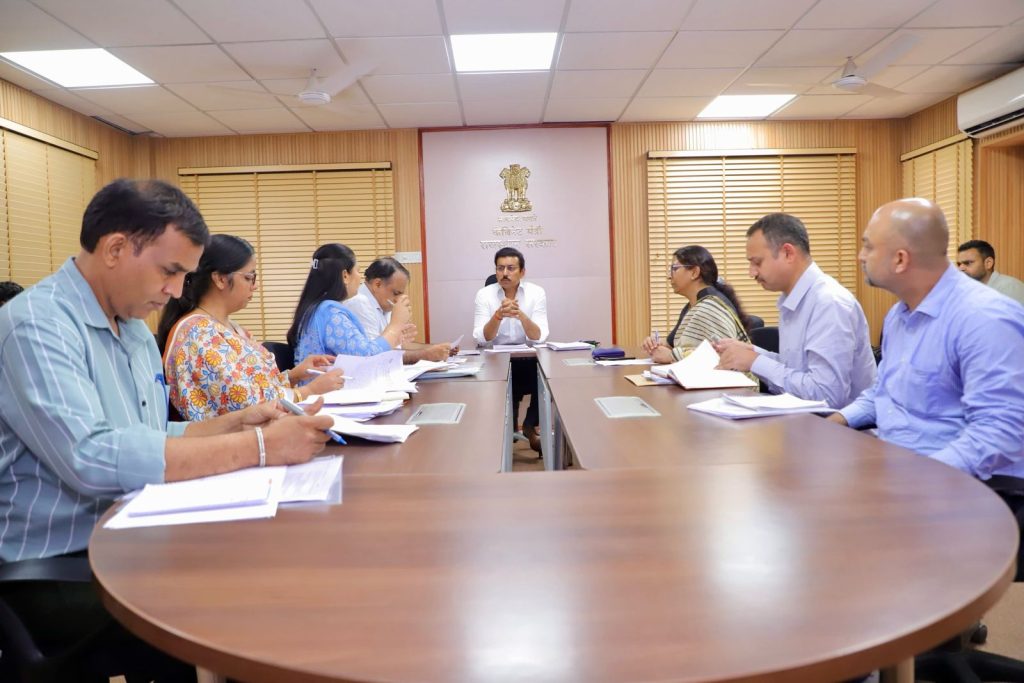 जयपुर के एक आधुनिक आईटी पार्क में उन्नत सेमीकंडक्टर चिप डिजाइनिंग सॉफ्टवेयर और ऑटोमेटेड टेस्टिंग टूल्स का बारीकी से निरीक्षण करते उद्योग मंत्री कर्नल राज्यवर्धन सिंह राठौड़।