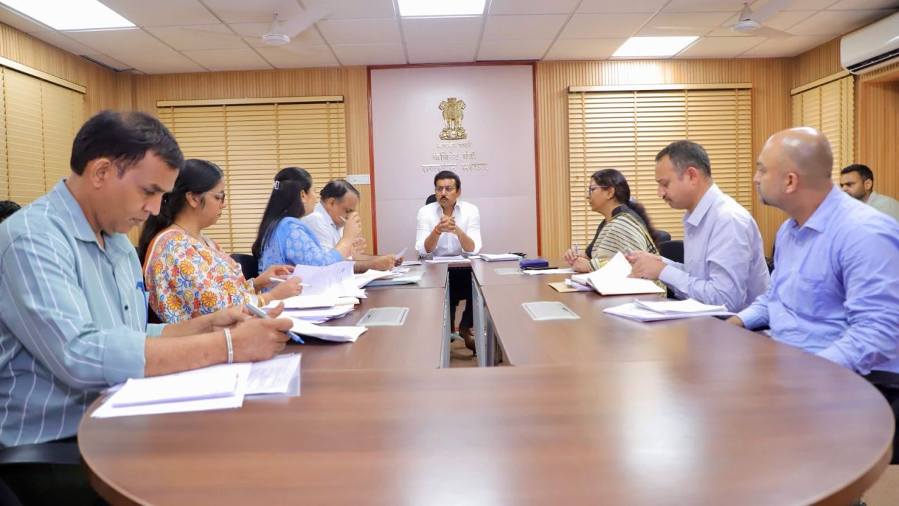 जयपुर के एक आधुनिक आईटी पार्क में उन्नत सेमीकंडक्टर चिप डिजाइनिंग सॉफ्टवेयर और ऑटोमेटेड टेस्टिंग टूल्स का बारीकी से निरीक्षण करते उद्योग मंत्री कर्नल राज्यवर्धन सिंह राठौड़।