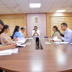 जयपुर के एक आधुनिक आईटी पार्क में उन्नत सेमीकंडक्टर चिप डिजाइनिंग सॉफ्टवेयर और ऑटोमेटेड टेस्टिंग टूल्स का बारीकी से निरीक्षण करते उद्योग मंत्री कर्नल राज्यवर्धन सिंह राठौड़।