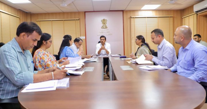 जयपुर के एक आधुनिक आईटी पार्क में उन्नत सेमीकंडक्टर चिप डिजाइनिंग सॉफ्टवेयर और ऑटोमेटेड टेस्टिंग टूल्स का बारीकी से निरीक्षण करते उद्योग मंत्री कर्नल राज्यवर्धन सिंह राठौड़।