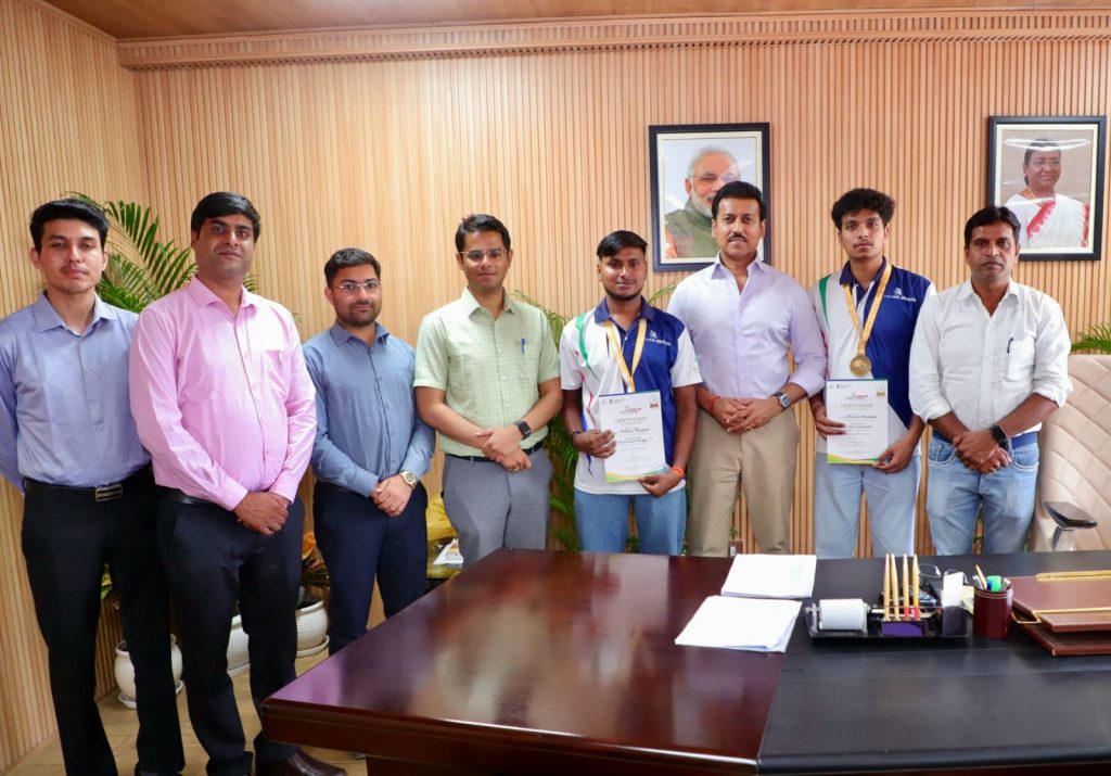 जयपुर के एक स्थानीय एमएसएमई जनसंवाद शिविर में युवाओं को पीएम मुद्रा योजना के विभिन्न लोन स्लैब और ऑनलाइन जनसमर्थ आवेदन प्रक्रिया की जानकारी देते अधिकारी।