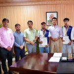 जयपुर के एक स्थानीय एमएसएमई जनसंवाद शिविर में युवाओं को पीएम मुद्रा योजना के विभिन्न लोन स्लैब और ऑनलाइन जनसमर्थ आवेदन प्रक्रिया की जानकारी देते अधिकारी।