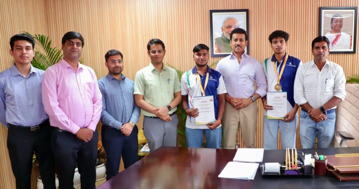जयपुर के एक स्थानीय एमएसएमई जनसंवाद शिविर में युवाओं को पीएम मुद्रा योजना के विभिन्न लोन स्लैब और ऑनलाइन जनसमर्थ आवेदन प्रक्रिया की जानकारी देते अधिकारी।