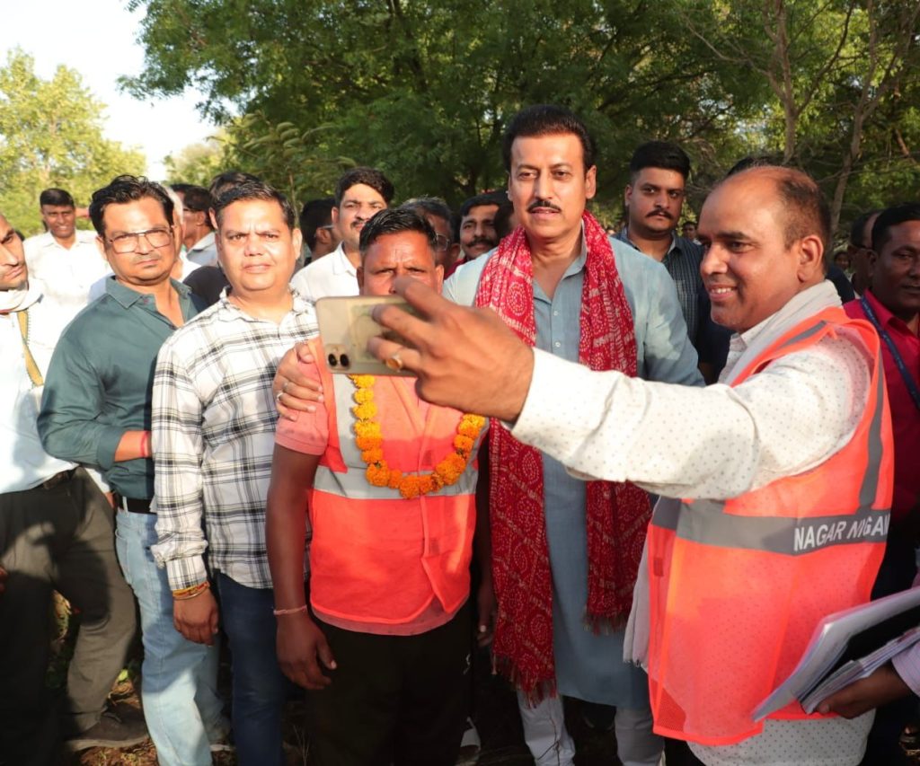 जयपुर के झोटवाड़ा क्षेत्र में नए आधुनिक अंडरग्राउंड सीवरेज प्रोजेक्ट और स्वच्छता अभियान के तहत नालियों की सफाई का निरीक्षण करते प्रशासनिक अधिकारी।