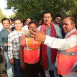 जयपुर के झोटवाड़ा क्षेत्र में नए आधुनिक अंडरग्राउंड सीवरेज प्रोजेक्ट और स्वच्छता अभियान के तहत नालियों की सफाई का निरीक्षण करते प्रशासनिक अधिकारी।