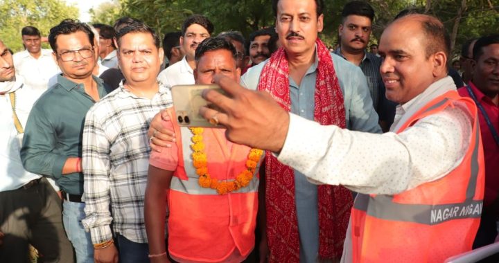 जयपुर के झोटवाड़ा क्षेत्र में नए आधुनिक अंडरग्राउंड सीवरेज प्रोजेक्ट और स्वच्छता अभियान के तहत नालियों की सफाई का निरीक्षण करते प्रशासनिक अधिकारी।