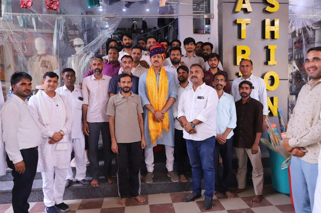 Rajasthan Industry Minister Col. Rajyavardhan Singh Rathore inspecting local retail shops and listening to trader grievances in Jhotwara, Jaipur.