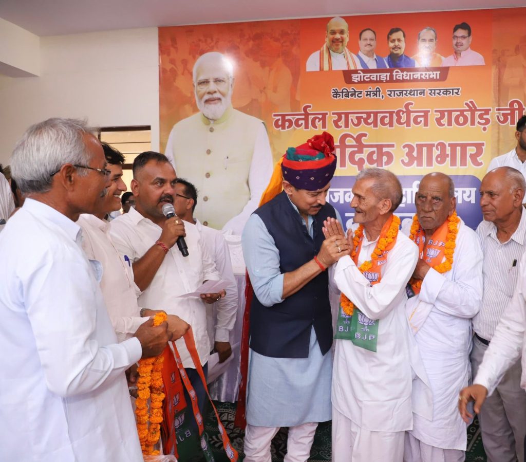 झोटवाड़ा में आयोजित एक भव्य कार्यक्रम के दौरान वरिष्ठ जनसंघ कार्यकर्ताओं को पारंपरिक शॉल ओढ़ाकर सम्मानित करते हुए कैबिनेट मंत्री कर्नल राज्यवर्धन सिंह राठौड़।