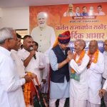 झोटवाड़ा में आयोजित एक भव्य कार्यक्रम के दौरान वरिष्ठ जनसंघ कार्यकर्ताओं को पारंपरिक शॉल ओढ़ाकर सम्मानित करते हुए कैबिनेट मंत्री कर्नल राज्यवर्धन सिंह राठौड़।