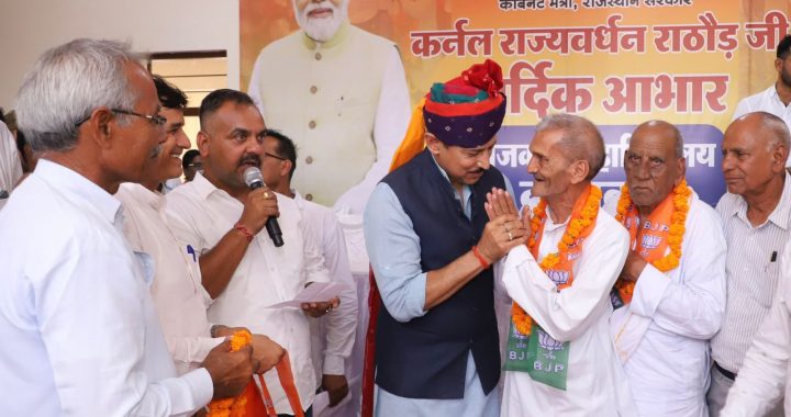 झोटवाड़ा में आयोजित एक भव्य कार्यक्रम के दौरान वरिष्ठ जनसंघ कार्यकर्ताओं को पारंपरिक शॉल ओढ़ाकर सम्मानित करते हुए कैबिनेट मंत्री कर्नल राज्यवर्धन सिंह राठौड़।