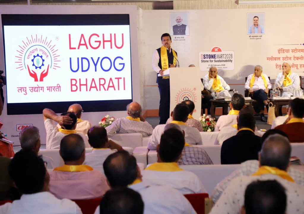जयपुर के एक औद्योगिक रीको क्षेत्र में आधुनिक मैन्युफैक्चरिंग प्लांट और लॉजिस्टिक्स सुविधाओं का निरीक्षण करते उद्योग मंत्री कर्नल राज्यवर्धन सिंह राठौड़।