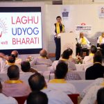 जयपुर के एक औद्योगिक रीको क्षेत्र में आधुनिक मैन्युफैक्चरिंग प्लांट और लॉजिस्टिक्स सुविधाओं का निरीक्षण करते उद्योग मंत्री कर्नल राज्यवर्धन सिंह राठौड़।