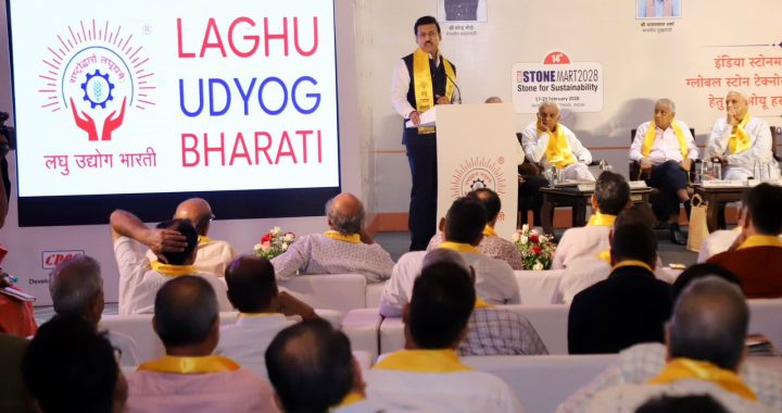जयपुर के एक औद्योगिक रीको क्षेत्र में आधुनिक मैन्युफैक्चरिंग प्लांट और लॉजिस्टिक्स सुविधाओं का निरीक्षण करते उद्योग मंत्री कर्नल राज्यवर्धन सिंह राठौड़।