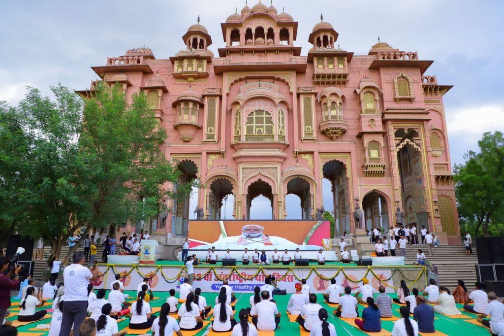 Rajasthan Sports Minister Col. Rajyavardhan Singh Rathore practicing yogasanas and addressing citizen groups at Patrika Gate on International Yoga Day 2026.