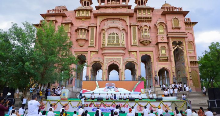 Rajasthan Sports Minister Col. Rajyavardhan Singh Rathore practicing yogasanas and addressing citizen groups at Patrika Gate on International Yoga Day 2026.