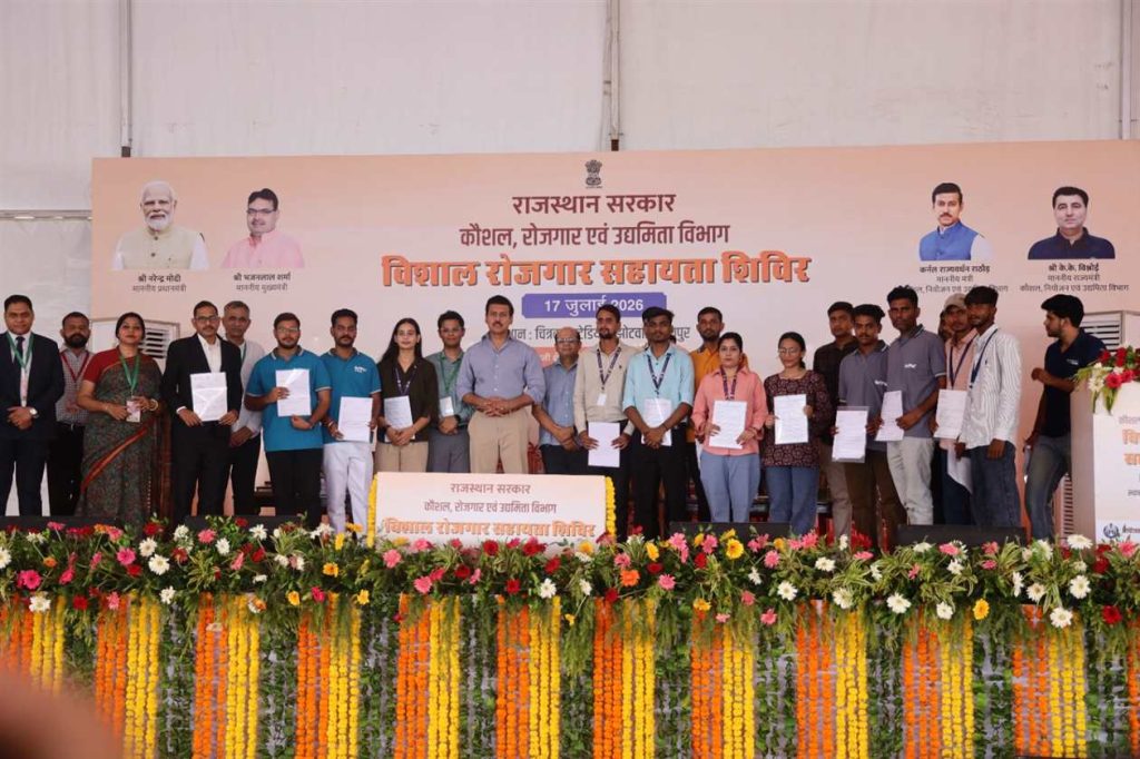 Col. Rajyavardhan Rathore interacting with youth during an employment initiative creating 1,321 job opportunities in Rajasthan