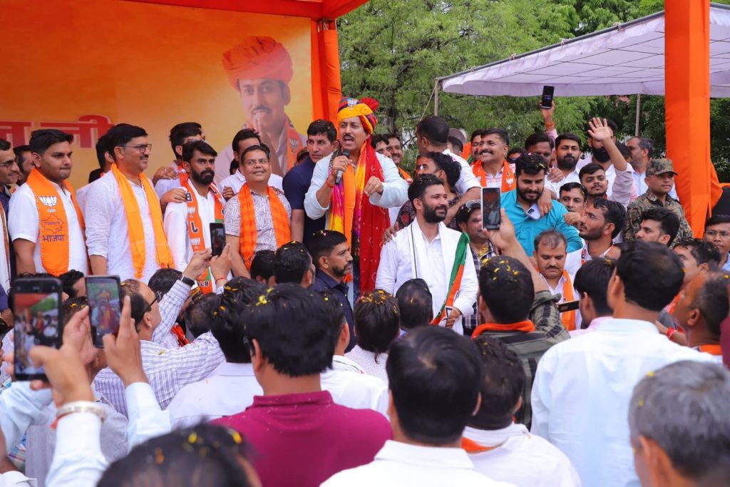 Col. Rajyavardhan Rathore interacting with BJP workers and office bearers during a meeting in Jaipur
