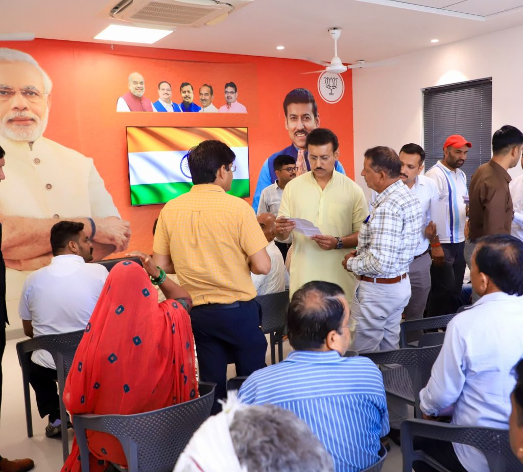 झोटवाड़ा के 22 वार्डों में विकास कार्यों की घोषणा करते राज्यवर्धन राठौड़